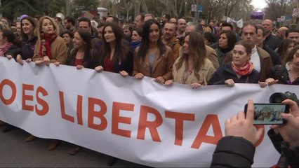 Download Video: Gritan 'fuera, fuera' a Roldán y Villacís en la manifestación del 8M