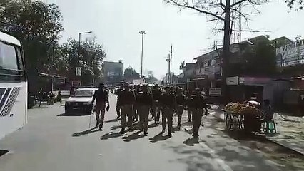 Tải video: होली के त्यौहार के मद्देनजर पुलिस ने किया फ्लैग मार्च