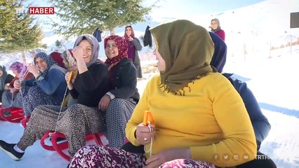 Yörük kadınların şalvarlı kayak timi