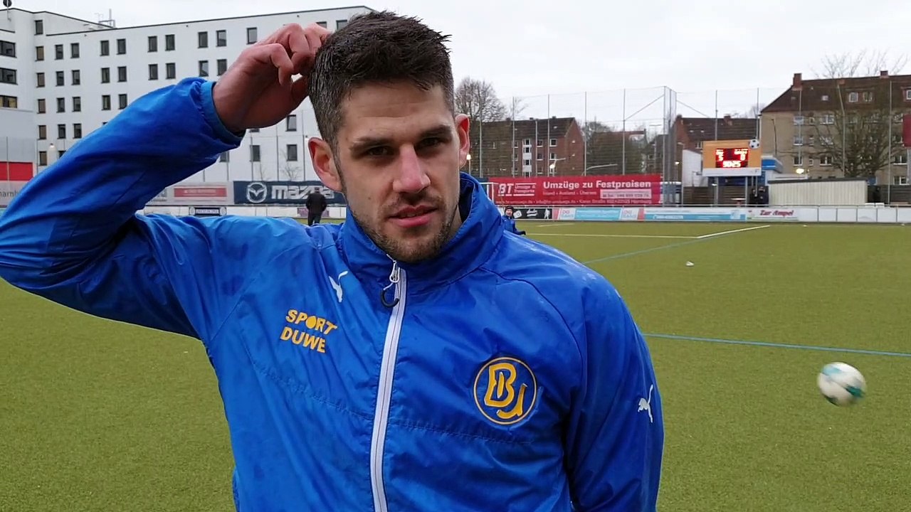 BU führt Vicky vor Niklas Sabas (Kapitän BU) im Interview