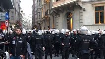 İstanbul'da Feminist Gece Yürüyüşü | Kadınlar, polis tarafından kapatılan Sıraselviler'in Taksim Meydanı çıkışında