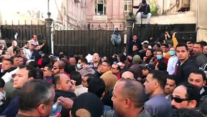 شاهد: مئات المصريين يحتشدون أمام مقر وزارة الصحة وعيونهم على دول الخليج