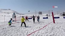 Bitlis'te ilk kez düzenlenen kar voleybolu büyük ilgi gördü