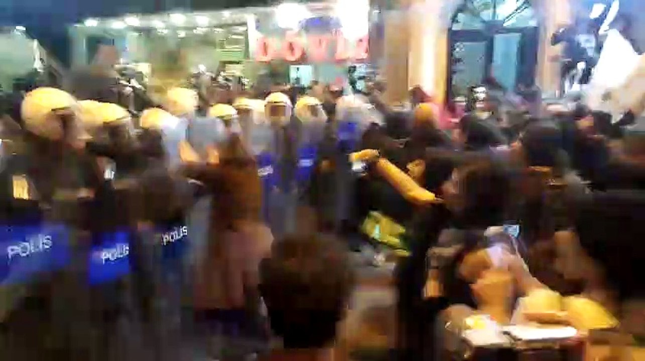 İstanbul'da Feminist Gece Yürüyüşü'ne plastik mermi ve biber gazlı polis müdahalesi!