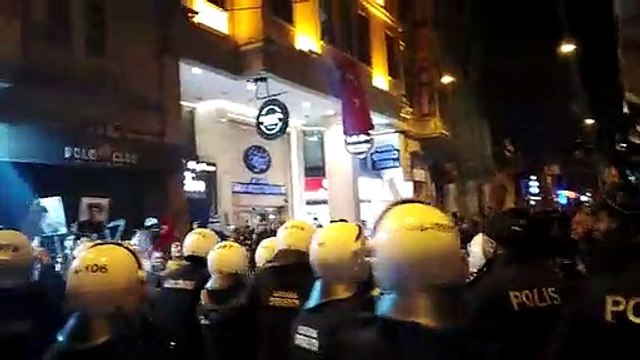 Polis, kadınlara sert müdahalede bulunuyor