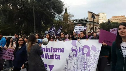 Las manifestantes cantan 'Un violador en tu camino' en el 8M en Valencia