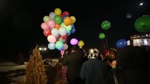 Cinayete kurban giden kadınlar için Kız Kalesi'nde ışıklı balon uçurdular