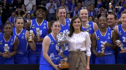 Doña Letizia celebra el 8M entregando la Copa de la Reina de Baloncesto