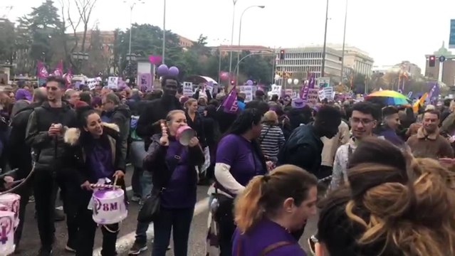 Manifestantes corean: Sola, borracha, quiero llegar a casa el 8 de marzo en Madrid