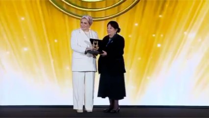 قرينة الرئيس تكرم عددا من النماذج النسائية