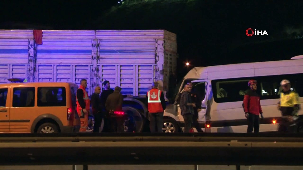 İşçi servisi seyir halindeki kamyona arkadan çarptı: 12 yaralı