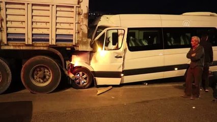 Minibüs kamyona çarptı : 12 yaralı