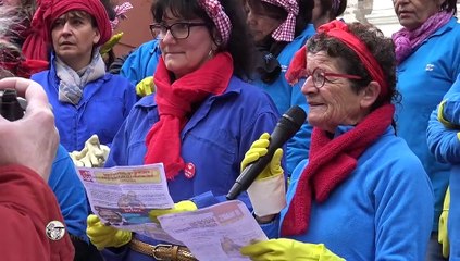 Samedi 7 mars au Puy-en-Velay, les femmes  manifestent sur le marché.