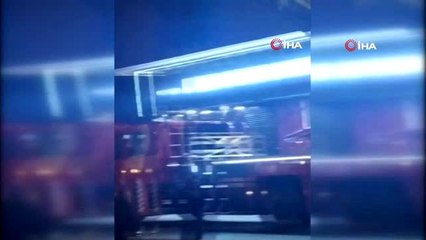 Ümraniye'de mobilya mağazasının çatı katında yangın