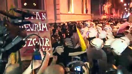 İstiklal Caddesi’nde yürümek isteyen kadınlara polis müdahalesi