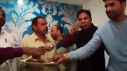 झांसी: कोरोना वायरस ने पोलिट्री उद्द्योग किया ध्वस्त, विकृताओं ने चिकिन खाकर दूर की भ्रांति