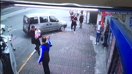 BEYOĞLU'NDA POLİSTEN KAÇAN ŞÜPHELİ ORTALIĞI BİRBİRİNE KATTI