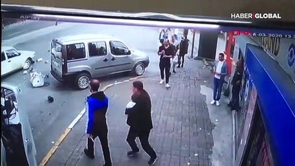 Beyoğlu'nda polisten kaçan şüpheli ortalığı birbirine kattı