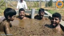 Des Indiens se baignent dans de la bouse de vache pour se protéger du coronavirus