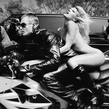 Pamela Anderson : entièrement nue sur une moto pour la journée de la femme !