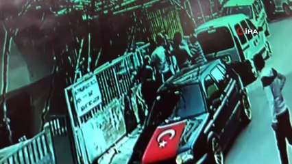 Park kavgası kavgası kamerada...Komşusunu dövmek için balkondan atladı