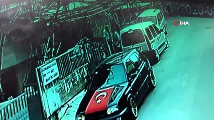 Park kavgası kavgası kamerada...Komşusunu dövmek için balkondan atladı