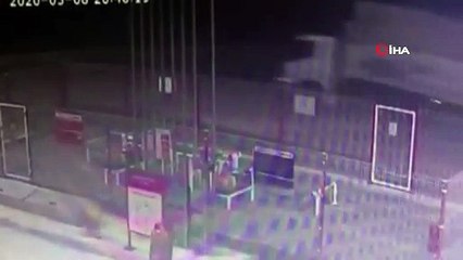 Damperi açılan odun kamyonu düz yolda böyle devrildi