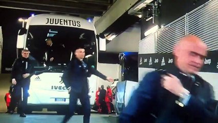 Ronaldo seyircisiz oynanan maç öncesi taraftarları selamladı