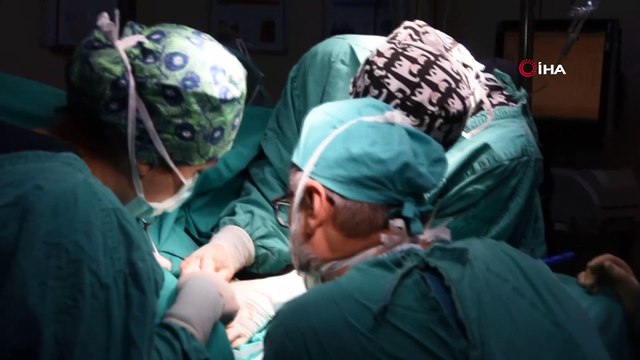 Prof. Dr. Recep Büyükalpelli tedavi ettiği hastaların resmini çiziyor