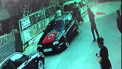 KÜÇÜKÇEKMECE'DE KAVGA ETMEK İÇİN BALKONDAN ATLAYAN ADAM KAMERADA