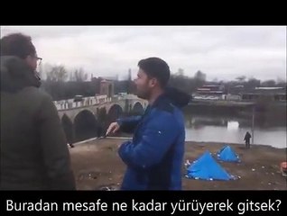 A Haber muhabiri göçmeni ikna etmeye çalışıyor