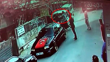 Kavga etmek için balkondan aşağı atladı! Olay anı kamerada