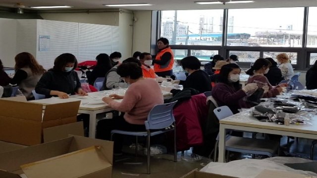 전주시 취약계층 5만 명에 마스크 10장씩 무상 지원·배달 / YTN