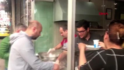 Zonguldak İş insanı ücretsiz pilav ve tatlı dağıttırdı, merak konusu oldu