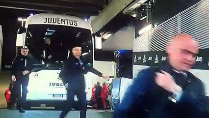 Cristiano Ronaldo tape dans les mains des supporters imaginaires