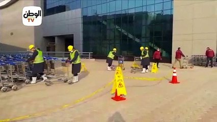تطهير عربات حمل الحقائب بمطار القاهرة الدولي