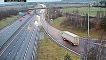 Ce chauffeur effectue un manœuvre dangereux en pleine autoroute et a été arrêté.