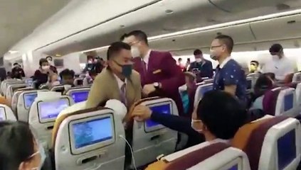 Coronavirus: Retienen a una mujer en su asiento tras 'toser deliberadamente' en un avión