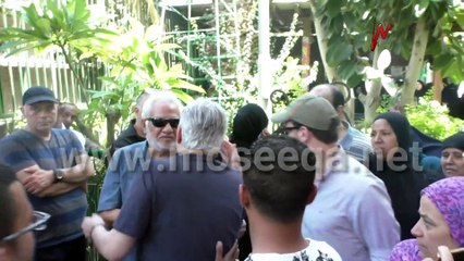 نجوم الفن يودعون فاروق الفيشاوي وأبنه يظهر بالحلق !