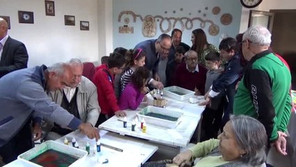 Erdemli'de yaşlılar ve öğrenciler ebru sanatında buluştu