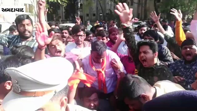 ABVP અને પોલીસ વચ્ચે ઘર્ષણ, પોલીસ સાથે ગાળાગાળી,પોલીસનો લાઠીચાર્જ, ગુજરાત પોલીસ હાય હાયના નારા લગાવ્યા