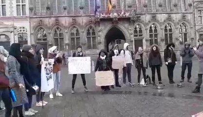 Mons: les femmes manifestent. Vidéo Emmie Godart