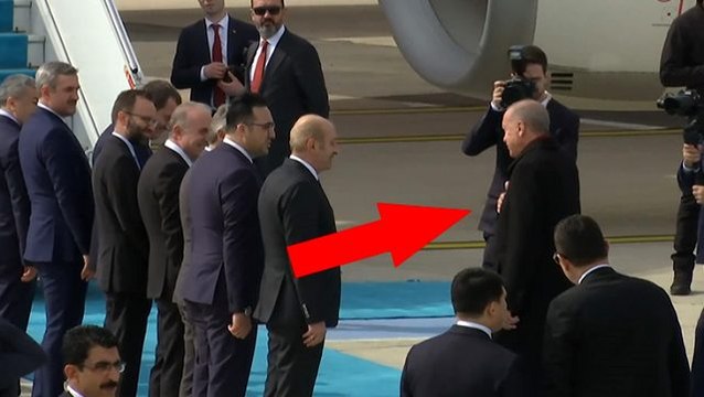 Cumhurbaşkanı Erdoğan, Brüksel uçağına binmeden önce koronavirüse karşı heyettekilerle tokalaşmadı