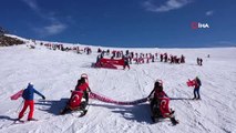 Türk bayraklı 500 kayaksever İdlib şehitleri için piste çıktı