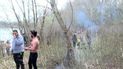 Sınırı geçmek için bekleyen bazı sığınmacılar Meriç'te yıkanıyor