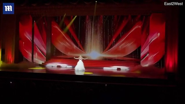 Cette chanteuse tombe sur 3 mètres dans la fosse et continue le show malgré un pied cassé