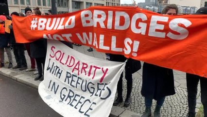 Merkel ve Miçotakis, sığınmacı politikaları sebebiyle protesto edildi