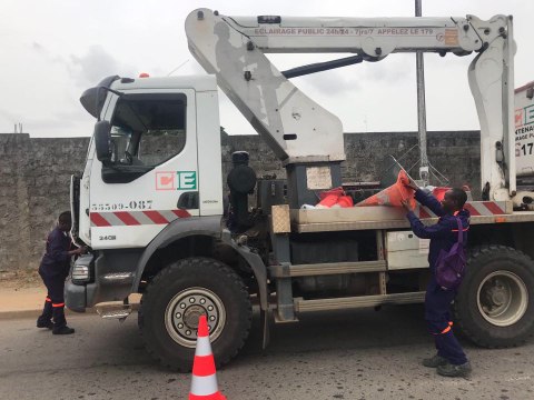 Mme Kouamé , seule femme capable de conduire un camion de dépannage et réparer des lampadaires à une certaine hauteur, parle de sa passion au micro de 7info