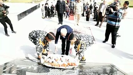 محافظ بورسعيد يضع أكليل من الزهور على النصب التذكارى للشهداء