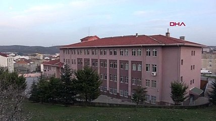 Öğrencilerine kitabını hediye eden öğretmen, 'müstehcen içerikli bölüm var' gerekçesiyle darp edildi; açığa alındı